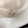 Brincos de Argola Torcidos com Pino de Prata Simples Europeus e Americanos Moda Casual Brincos de Alto Padrão Brincos Personalizados de Nicho para Mulheres Atacado