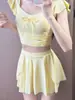 Biquíni Amarelo Duas Peças Feminino 2026 Novo Sensação de Alto Padrão Estilo Saia Dividida Emagrecedor Roupa de Banho Férias Roupa de Banho Estudante Feminina