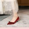 Primavera 2023 Novos Sapatos de Salto Alto com Salto Grosso e Bico Fino Femininos Sapatos Franceses com Laço de Pérola Salto Médio Sapatos Vermelhos de Casamento