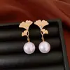 Pendientes de plata bañada en oro de 18 quilates con aguja de plata, circonita, hoja de arce y perla, pendientes de lujo estilo vintage, pendientes de lujo ligero de alta gama