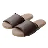 Pantuflas de casa de punta abierta para mujer, otoño, interiores, antideslizantes, transpirables, suela suave, silenciosas, de cuero, para el suelo, para hombre, invierno, venta al por mayor