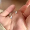 Pendientes de botón de estrella de cuatro puntas mini más vendidos de Xiaohongshu para mujer, diseño nicho simple, sentido del diseño, estrella, circón, pendiente para el día a día, moderno