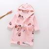 Bata de baño infantil transfronteriza de franela para el hogar para mujer, bebé, otoño e invierno, forro polar de coral con capucha, camisón para padres e hijos, fabricantes para niño