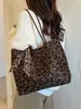 Bolsa casual de grande capacidade com estampa de leopardo, novo estilo 2026, versátil para mulheres, adequada para o dia a dia, bolsa de ombro, bolsa tote com uma vibe descontraída