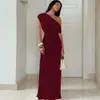 Moda Verano 2025 Sexy Ropa para Mujer Europea y Americana con Escote Asimétrico, Vestido de Color Sólido Irregular Plisado Venta al por Mayor Negro