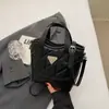 Las bolsas pequeñas populares de este año para mujer son versátiles para la primavera y el verano, nuevas bolsas cruzadas de nicho de moda 2025, bolsos tipo cubo acolchados