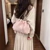 Bolsa de ombro única de camurça com padrão de losangos, versátil, estilo nicho, tipo balde, para usar na transversal, feminina, com toque diagonal, novo estilo outono/inverno 2026