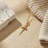 Collar Clásico Vintage con Cruz y Corona Electrochapado en Oro Real, Diseño de Alta Gama con Cadena para Clavícula Incrustada de Diamantes, Joyería de Nicho de Lujo Ligero