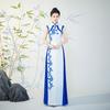 Cheongsam de Alta Gama 2025 Nuevo Mejorado Largo Azul y Blanco Estilo Chino Elegante Adelgazante Look Pasarela Performance Vestido de Banquete