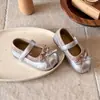 Zapatos de niña, zapatos de piel, zapatos plateados de princesa, zapatos de muñeca para actuación de bebé y niño pequeño con lazo, zapatos sencillos de suela blanda para primavera y otoño
