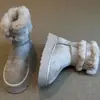 Elegantes y minimalistas, estas cálidas botas peludas con forro de polar y detalle de hebilla son una nueva colección otoño/invierno 2026 de botas de nieve cortas para mujer