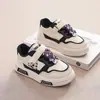 Tênis Baixo com Velcro para Meninas 2025 Outono Novo Solado Macio Versátil Moda Antiderrapante Desenho Animado Tênis de Skate Infantil