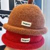 Nuevo Sombrero de Lana Tejido con Parche de Letra y Borde Enrollado para Otoño e Invierno 2025, Sombrero de Propietario de Moda y Versátil para Viajes y Ropa de Trabajo