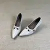 Zapatos de mujer de piel de oveja súper suaves con punta fina estilo francés, modelo nuevo 2026, tacón de cuña, corte bajo, tacones altos versátiles y elegantes para el lugar de trabajo y para ir al trabajo