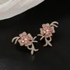 Pendientes de Plata Chapada en Oro Real de 18 Quilates con Aguja de Plata, Flor de Circonita y Perla, Pendientes de Botón Estilo Corte Vintage con un Toque de Lujo Ligero y Alta Gama