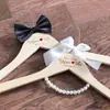 Perchero para ropa de boda bata de mañana vestido rojo nombre grabado vestido de novia vestido Xiuhe carácter chino Xi novia novio nogal negro