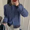 Nova coleção outono e inverno: cardigã de tricô de caimento solto e estilo descontraído com design estiloso, apresentando um visual de duas peças falsas e color-blocking, um suéter moderno para mulheres