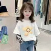 Camiseta 100% Algodão Infantil Solta Versátil Gola Redonda Estilosa Primavera e Outono Infantil Falso Duas Peças Estampa de Desenho Manga Longa Tendência