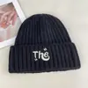 Gorro de Lana Versátil Estilo Coreano Bordado con Letras para Mujer Invierno Cálido Protección para las Orejas Gorro de Punto Pulóver Gorro Grueso a Prueba de Frío