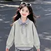 Conjunto de dos piezas para niña: top de retazos con solapa estilo universitario, enérgico, para primavera y otoño, con jeans de diseño único.