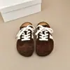 Chinelos de Couro Macio com Solado Grosso para Aumentar a Altura para Mulheres, Novos Sapatos Casuais Versáteis de Calçar Rápido para a Primavera de 2026