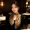 Elegante bufanda retro con estampado de leopardo para mujer, nuevo estilo fino 2026, estilo chica atrevida, accesorio puro y deseable para el cuello