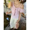 Camisa rosa de manga corta asimétrica con lazo para la mañana, estilo coreano para mujer, diseño menos dulce, estilo suave, top de un solo hombro para mujer