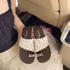 2026 Verano Estilo Caliente Lujo Ligero Tela de Lunares para Mujer Banda Ancha Textura Metálica Puntera Decorativa Chanclas