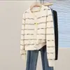 Nuevo Suéter de Punto de Moda para Mujer Otoño/Invierno 2026 Estilo Chanel, Ajuste Holgado con Top de Cuello Redondo de Botones Sencillos con Forma de Corazón