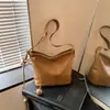 Bolsa de Ombro Transversal Tote Casual Simples Relaxada Versátil para o Dia a Dia com Textura de Couro Macio Estilo Coreano de Grande Capacidade