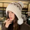 Novo Chapéu de Lã Feminino Estilo Fair Isle Outono e Inverno Fofo Proteção para Orelhas Quente para Esqui ao Ar Livre com PomPom Resistente ao Frio Tricotado