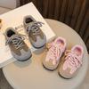 Sapatos de primavera para crianças, sapatos de prancha 2025, novos tênis antiderrapantes para meninas, sapatos Forrest Gump para meninos, sapatos de treinamento moral maré