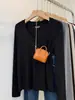 Camiseta popular de este año con cuello en V y manga larga para mujer, suave y cómoda, top interior versátil, elegante para ir al trabajo, capa base de otoño
