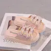 Sandalias Abiertas para Niñas 2026 Verano Nuevo Estilo Pantuflas para Niños Mayores Zapatos de Playa de Suela Suave Zapatos de Princesa de Cristal para Niñas