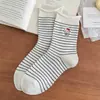 Meias Fofas de Gatinho Bordadas de Cano Médio para Primavera e Verão Meias Largas Listradas em Preto e Branco com Bolinhas Meias Finas de Algodão Respiráveis em Malha