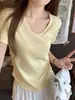 Camiseta plissada com gola U para mulheres, novo estilo de verão 2025, cor doce, corte justo, manga curta, top de camada base alta elasticidade