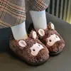 Nuevas pantuflas interiores lindas con diseño de cordero de dibujos animados para otoño e invierno para niñas, y zapatos de algodón cálidos, con suela gruesa y forro de felpa, con tacón para niños