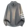 Suéter de tricô simples e estiloso com design de três listras para homens, marca da moda, estilo preguiçoso, casual solto, versátil, suéter com meio zíper