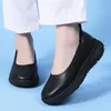 Sapatos de enfermagem femininos em estoque para o verão, de corte baixo, respiráveis, com sola macia, não cansativos, com sola grossa, antiderrapantes, sapatos de trabalho médicos pretos atacado
