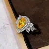 Moda Estilo Ins Novo Luxo Anel de Zircônia Amarela com Diamantes Completos em Forma de Gota d'Água Pera Exclusivo Anel de Noivado para Mulheres F1106
