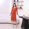 Venda Direta da Fábrica Miyake Miyake Moda Cruzada Plissada Plus Size Feminina Vestido Embossado Estilo Europeu e Americano Emagrecedor