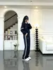 Atuendo de moda estilo coreano: un conjunto completo de OOTD con un conjunto deportivo casual con sudaderas bordadas de cuello redondo y pantalones de pierna ancha