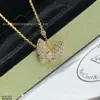 Collar de trébol de cuatro hojas y mariposa azul de alta gama, oro rosa de 18 quilates con nácar blanco, cadena para la clavícula estilo popular de influencer