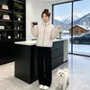 Outono/Inverno 2026 Novo Estilo Leve para Exterior Gola Alta Casal Algodão Jaqueta Feminina Curta Casual Canelada Quente Roupa de Exterior