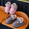 Nuevas pantuflas de algodón para otoño e invierno para hombres, mujeres y niños, con una suela gruesa y antideslizante para una sensación cómoda y acolchada, perfectas para uso en interiores y para proporcionar calor extra en invierno.