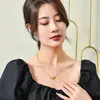 Colar Personalizado de Aço Titânio Peixe Koi para Mulheres, Luxo Leve Nicho High-End Pingente Peixe Vermelho Corrente Clavicular Atacado