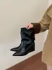 Botas Chuyuji de salto anabela com bico fino e plissado empilhado estilo francês para mulheres, nova coleção outono e inverno 2026, botas curtas elegantes e que afinam a silhueta