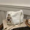 Bolsa de pelúcia feminina nova de inverno 2024, bolsa de ombro estilosa e sofisticada, bolsa casual feminina de nicho