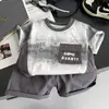 Conjunto de Roupa de Verão Novo para Meninos 2026, Estilo Fino para Bebês e Crianças de 1 a 3 Anos, Conjunto de Duas Peças com Bolso Inglês de Manga Curta para Bebês de 5 Anos