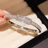 Pulseira Geométrica de Zircônia de Alta Qualidade para Mulheres, Estilo de Luxo Leve, Brilhante, Versátil, Faixa de Mão para o Dia a Dia, Senso de Design de Nicho, Joias de Mão para Atacado